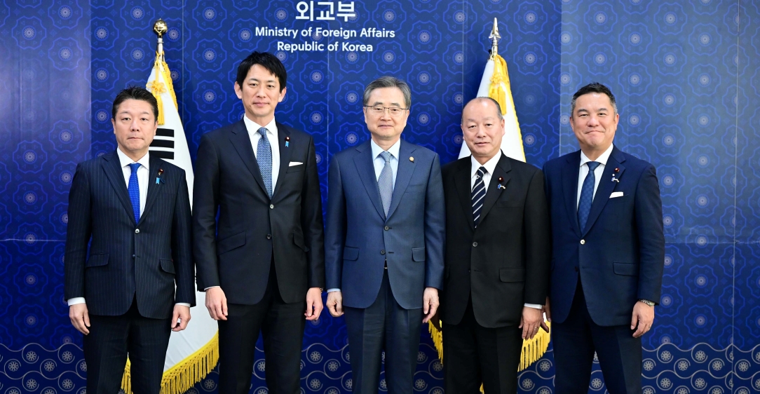 조현 장관, 고바야시 자민당 정무조사회장 접견                                             