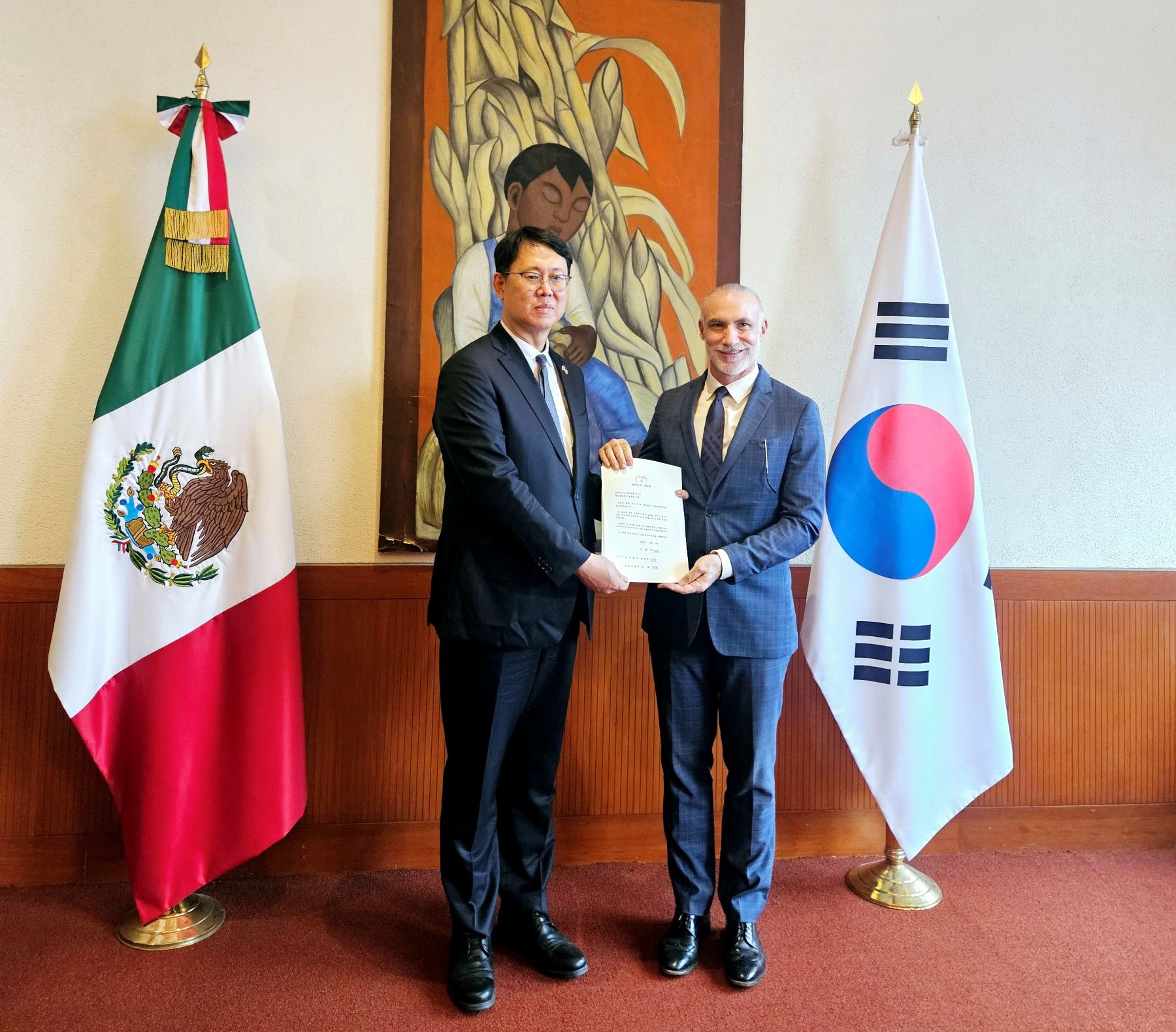 La Entrega De La Copia De La Carta Credencial Embajador Jooil Lee