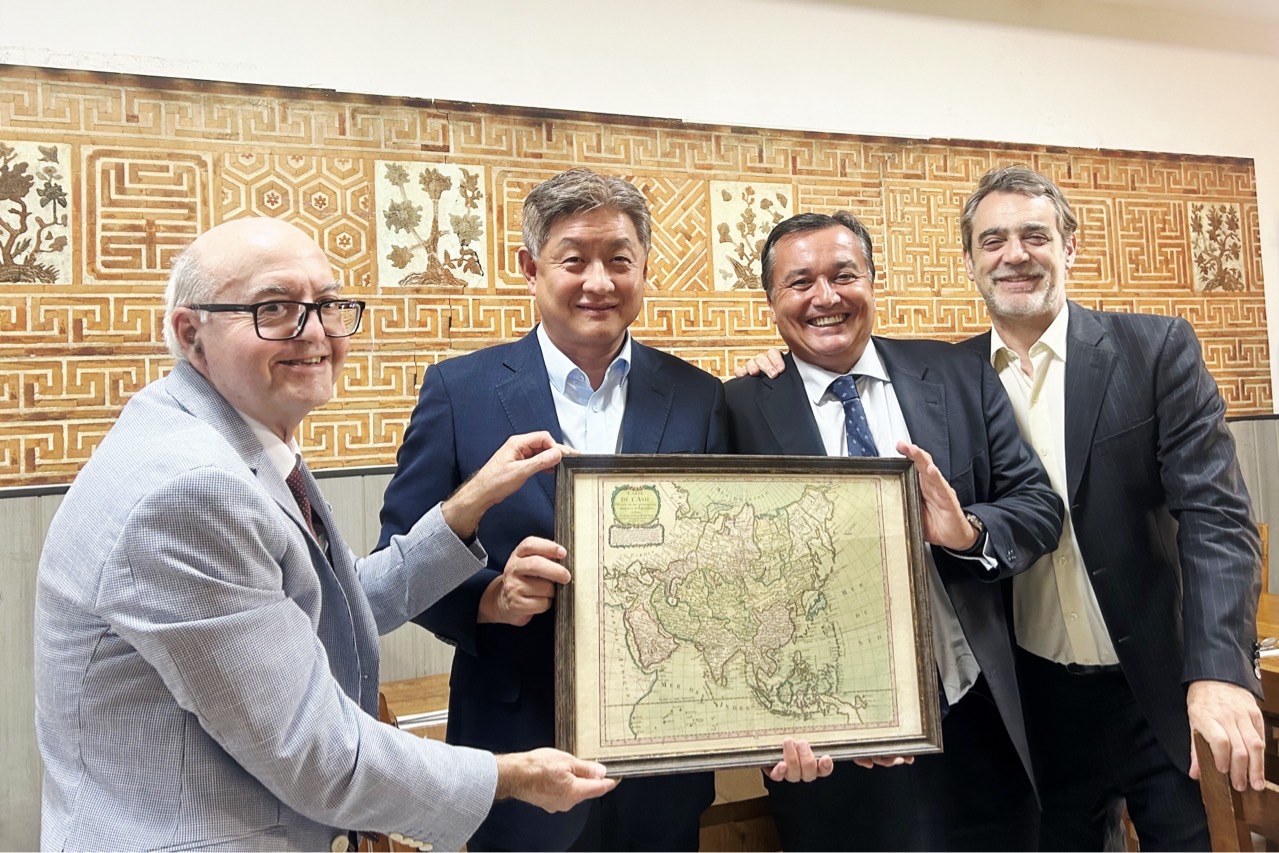 El Embajador Lim Soosuk se reunió con el Presidenta del Centro España de Investigaciones Coreanas(CEIC)