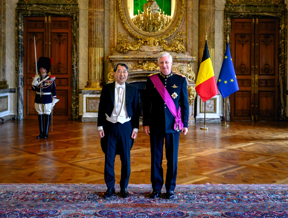 Ambassador Lee presents his credentials to His Majesty the King of the Belgians