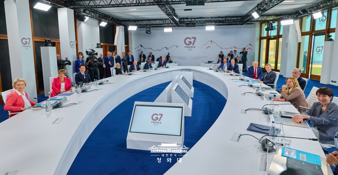 이재명 대통령, 에비앙 G7 정상회의 세션 2 참석                                                        