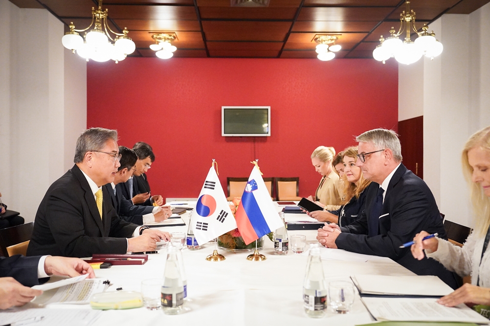 Minister of Foreign Affairs Park Jin Pays Courtesy Call on Slovenian Prime Minister and Meets with Minister of Economy, Tourism and Sport (August 28)