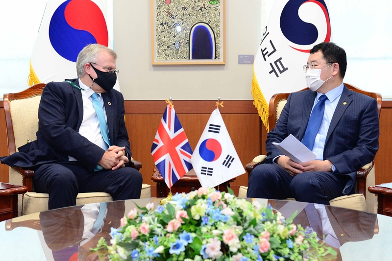 Vice Minister of Foreign Affairs Choi Meets with UK Ambassador to ROK Simon Smith 