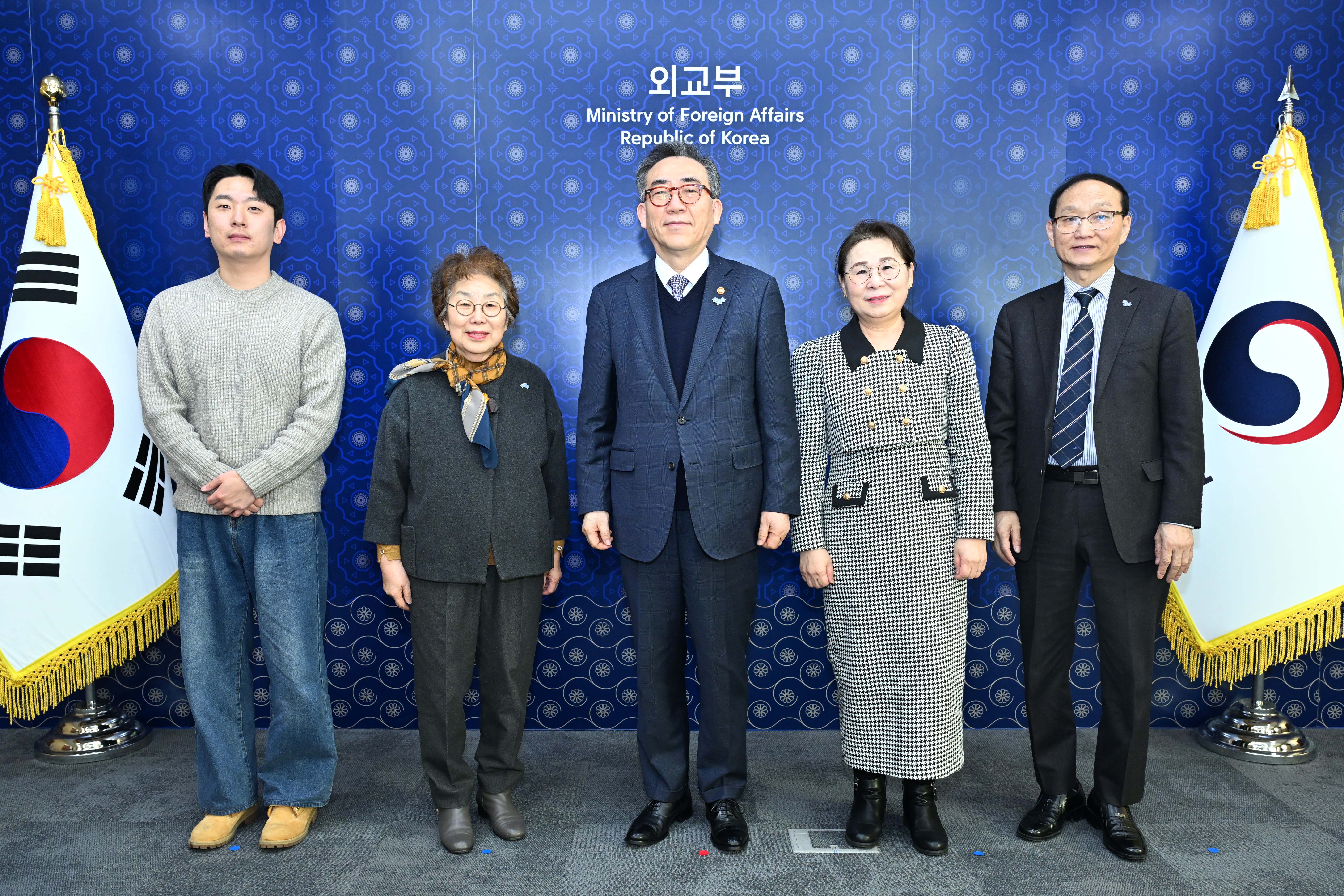 조태열 외교부 장관은 2.5.(수) 오후 납북자·국군포로 단체 대표들과 북한 내 억류자 가족*을 접견하였습니다. ​   * ▴6.25전쟁납북인사가족협의회 이성의 이사장 ▴국군포로가족회 손명화 대표 ▴김정삼(北 억류 김정욱 선교사의 형) ▴최진영(北 억류 최춘길 선교사의 아들) ​ ​   조 장관은 납북자·국군포로·억류자 문제를 포함한 북한인권이 보편적인 인류 가치의 문제이자 한반도 평화·안정에도 직결된 문제로서 정부는 국제사회와 함께 북한인권 개선을 촉구하는 목소리를 높여왔다고 하였습니다. 조 장관은 생사 확인조차 하지 못하고 있는 가족들을 위로하고, 북한인권 활동가들이 유엔 인권이사회·총회 시 공개 증언 등 적극적인 활동을 통해 국제사회의 인식 제고에 크게 기여하고 있는 데 대해 사의를 표했습니다. ​ ​   참석자들은 작년 9월 유엔총회 계기에 개최된 북한인권 부대행사와 11월 북한에 대한 제4주기 보편적 정례인권검토(UPR: Universal Periodic Review)가 민관이 협력하여 국제적 관심을 환기하는 좋은 계기가 되었다고 하고, 납북자·국군포로·억류자 문제 해결을 위해 정부가 계속 적극적인 관심과 노력을 기울여줄 것을 당부하였습니다. ​ ​   조 장관은 북한이 국제사회의 인권 문제 제기를 민감하게 받아들이고 있는 만큼 지속적인 문제 제기가 중요하다고 하고, 특히 납북자·억류자·국군포로 문제는 우리 국민 보호 책무 이행의 문제라고 강조하며, 북한인권 개선을 위한 노력이 일관되게 추진될 수 있도록 정부도 계속 노력해 나갈 것이라고 하였습니다. 끝.