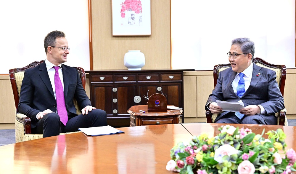 Foreign Minister Meets with his Hungarian Counterpart in Seoul