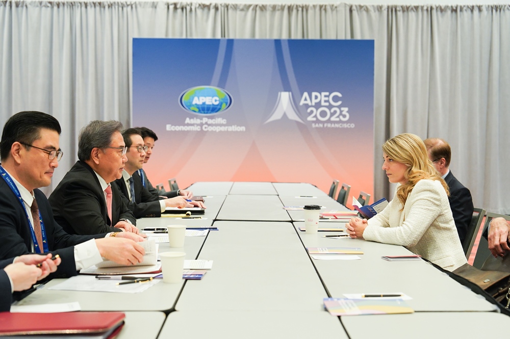 Minister of Foreign Affairs Meets with his Canadian Counterpart