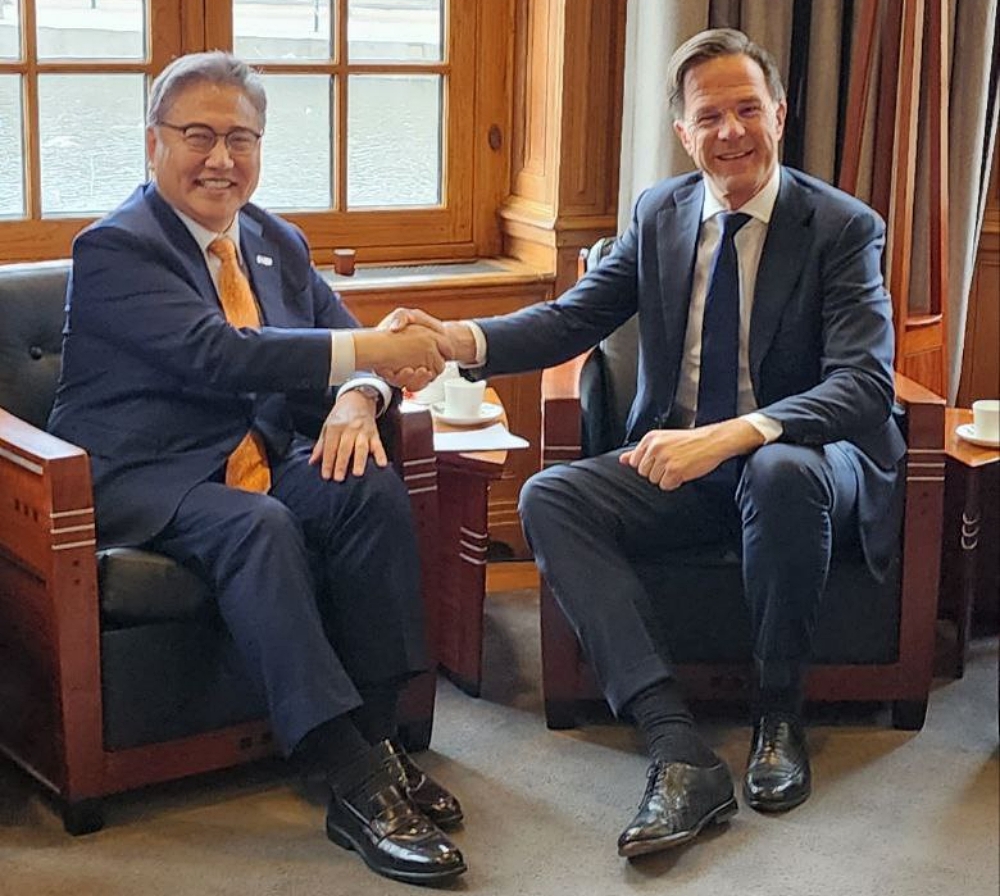 박진 외교부 장관은 네덜란드를 방문한 계기 '마크 루터(Mark Rutte)' 네덜란드 총리를 2.16(목) 예방하고 양자 관계 한반도 등 주요 지역 정세에 대해 논의하였습니다.
