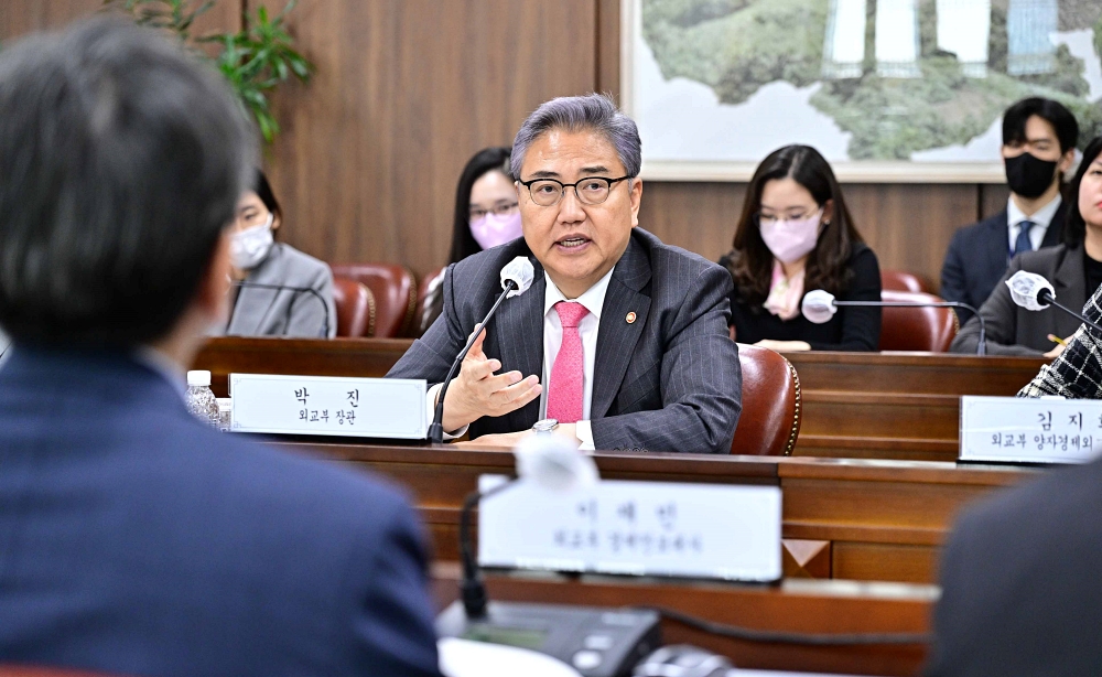  외교부는 박진 장관 주재로 2023년 '경제안보외교 자문위원회' 위촉식을 2.21.(화) 개최하였습니다.