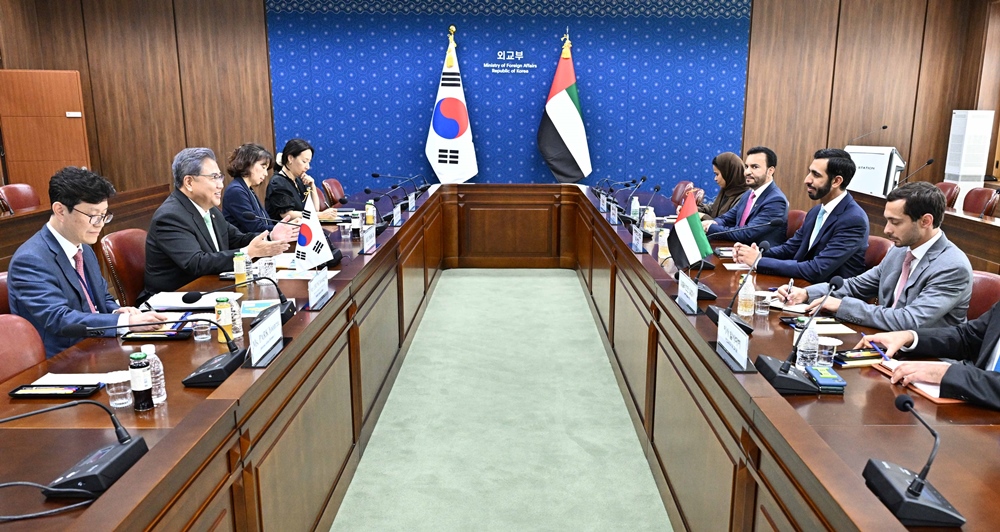 Minister of Foreign Affairs Meets with Minister of State of UAE