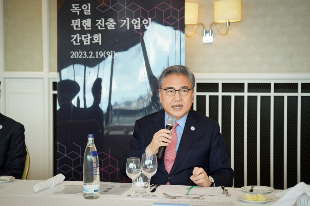 제59차 뮌헨안보회의(MSC) 참석차 독일 뮌헨을 방문 중인 박진 외교장관은 2.19.(일) 뮌헨 진출 기업인들과 오찬 간담회를 갖고 한·독간 경제협력 강화에 대해 의견을 나누었습니다. ※ 참석 기업인 : 에이디 테크놀로지, 삼성SDI, 센서뷰, 썬플뢰르, 아우토크립트, 삼성반도체, 소울에너지 등 총 7명 ※ 간담회에서 제기된 기업인들의 의견이 우리 경제외교에 충실히 반영될 수 있도록 김홍균 주독일대사, 고경석 주프랑크푸르트총영사, 최태호 유럽국장 및 김연재 뮌헨무역관장도 참석