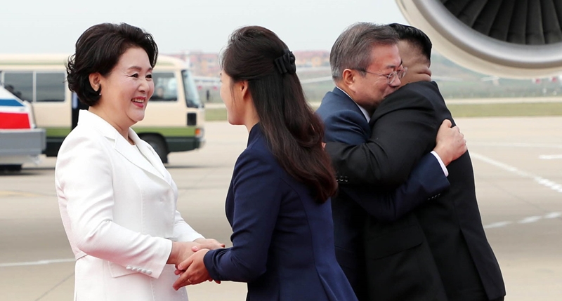 문재인 대통령 평양 도착, 김정은 위원장 영접