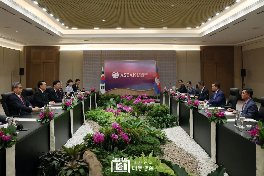 윤석열 대통령, 캄보디아 총리와 첫 정상회담 개최