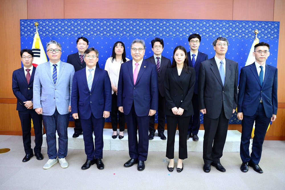 외교부는 박진 장관 주재로 「군축·비확산 외교자문위원 위촉식」을 6.17.(금) 오전 11시 17층 대접견실에서 개최하였습니다.