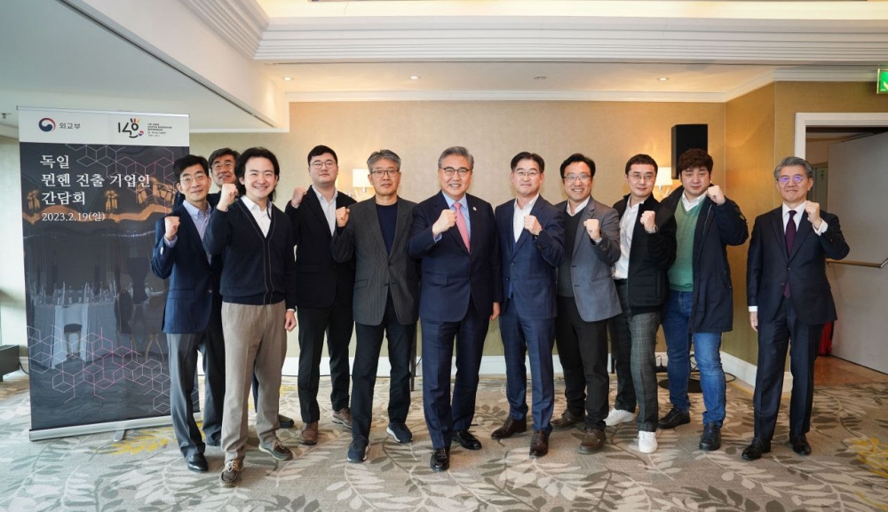 제59차 뮌헨안보회의(MSC) 참석차 독일 뮌헨을 방문 중인 박진 외교장관은 2.19.(일) 뮌헨 진출 기업인들과 오찬 간담회를 갖고 한·독간 경제협력 강화에 대해 의견을 나누었습니다. ※ 참석 기업인 : 에이디 테크놀로지, 삼성SDI, 센서뷰, 썬플뢰르, 아우토크립트, 삼성반도체, 소울에너지 등 총 7명 ※ 간담회에서 제기된 기업인들의 의견이 우리 경제외교에 충실히 반영될 수 있도록 김홍균 주독일대사, 고경석 주프랑크푸르트총영사, 최태호 유럽국장 및 김연재 뮌헨무역관장도 참석