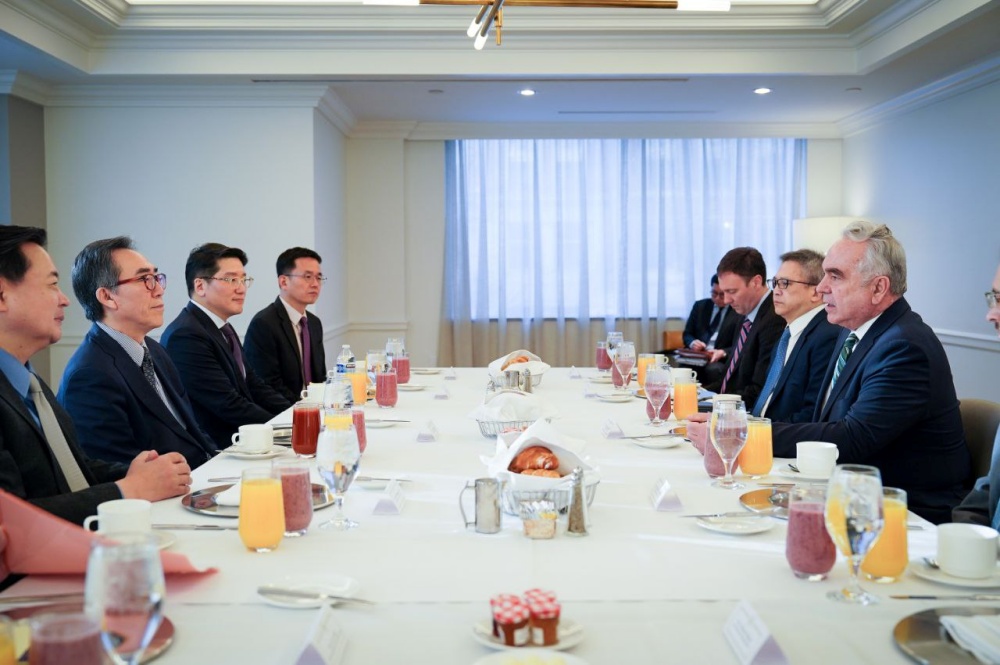 Minister of Foreign Affairs Has Working Breakfast with U.S. Deputy Secretary of State