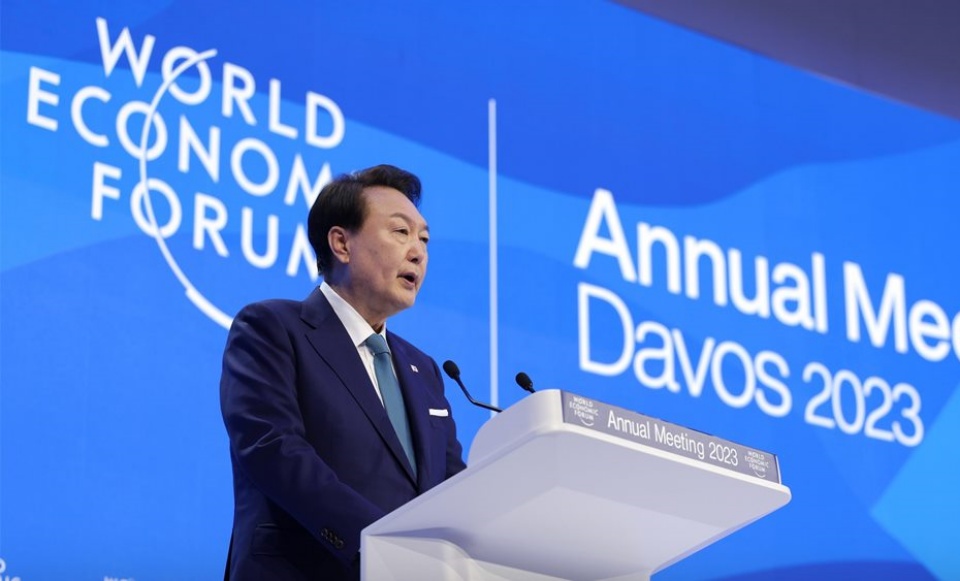President Yoon gives speech at WEF, talks with quantum physicists