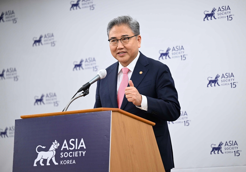  박진 외교장관은 2.15.(수) 아시아소사이어티 한국지부 창립 15주년 기념 만찬에 참석하여 축사를 하였습니다.