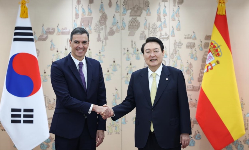 President Yoon, Spanish PM pledge stronger ties in future strategic sectors