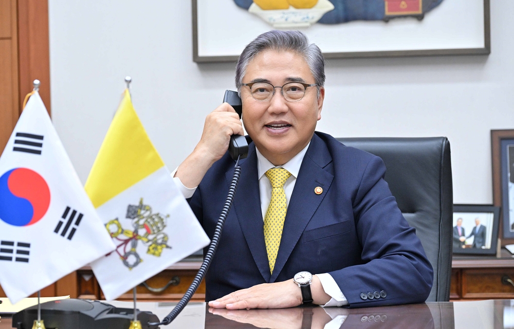 박진 장관, 한-교황청 외교장관 통화