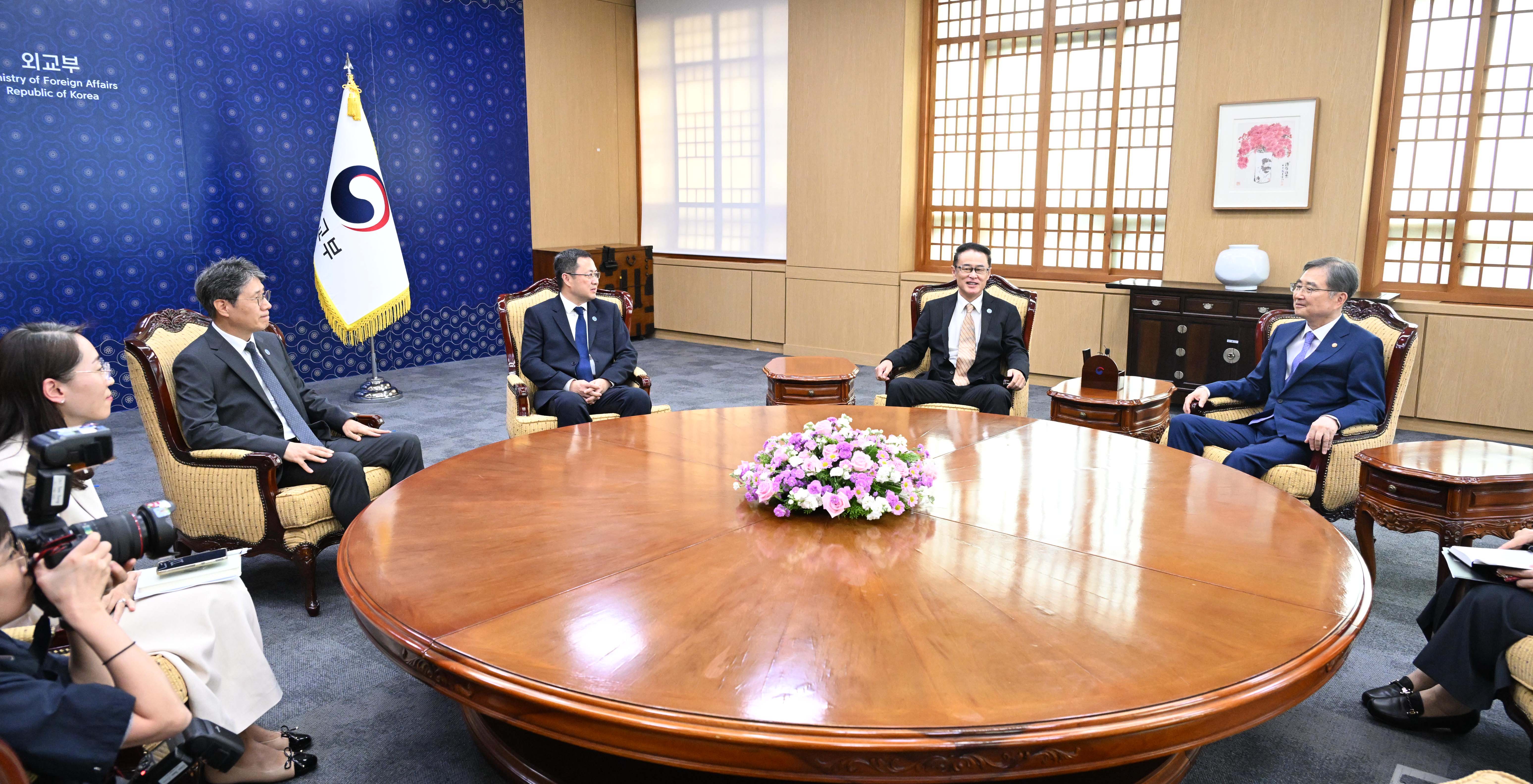 조현 장관, 3국협력사무국(TCS) 신임 사무총장단 만나 한중일 협력 위한 역할 당부