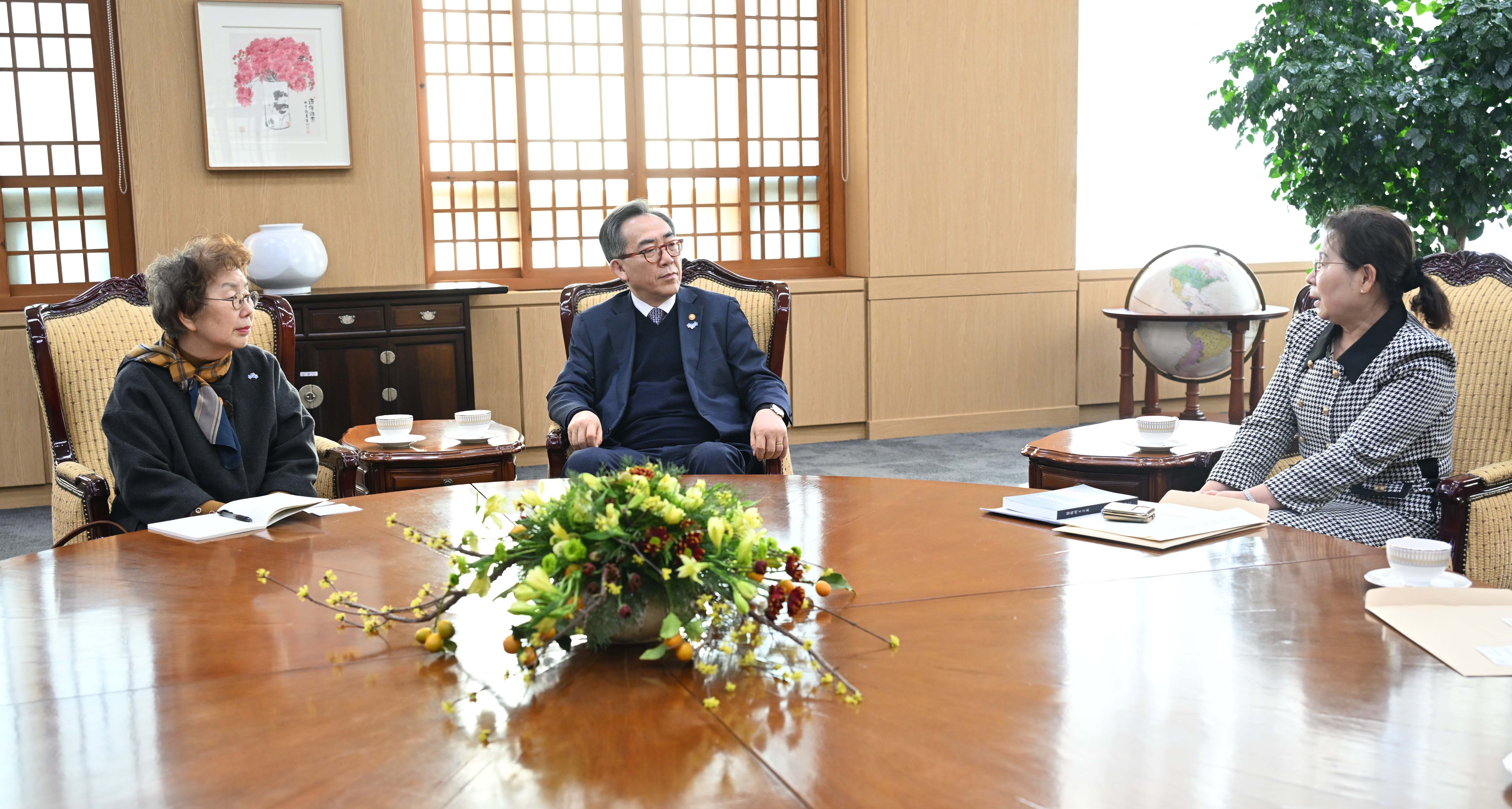 조태열 외교부 장관은 2.5.(수) 오후 납북자·국군포로 단체 대표들과 북한 내 억류자 가족*을 접견하였습니다. ​   * ▴6.25전쟁납북인사가족협의회 이성의 이사장 ▴국군포로가족회 손명화 대표 ▴김정삼(北 억류 김정욱 선교사의 형) ▴최진영(北 억류 최춘길 선교사의 아들) ​ ​   조 장관은 납북자·국군포로·억류자 문제를 포함한 북한인권이 보편적인 인류 가치의 문제이자 한반도 평화·안정에도 직결된 문제로서 정부는 국제사회와 함께 북한인권 개선을 촉구하는 목소리를 높여왔다고 하였습니다. 조 장관은 생사 확인조차 하지 못하고 있는 가족들을 위로하고, 북한인권 활동가들이 유엔 인권이사회·총회 시 공개 증언 등 적극적인 활동을 통해 국제사회의 인식 제고에 크게 기여하고 있는 데 대해 사의를 표했습니다. ​ ​   참석자들은 작년 9월 유엔총회 계기에 개최된 북한인권 부대행사와 11월 북한에 대한 제4주기 보편적 정례인권검토(UPR: Universal Periodic Review)가 민관이 협력하여 국제적 관심을 환기하는 좋은 계기가 되었다고 하고, 납북자·국군포로·억류자 문제 해결을 위해 정부가 계속 적극적인 관심과 노력을 기울여줄 것을 당부하였습니다. ​ ​   조 장관은 북한이 국제사회의 인권 문제 제기를 민감하게 받아들이고 있는 만큼 지속적인 문제 제기가 중요하다고 하고, 특히 납북자·억류자·국군포로 문제는 우리 국민 보호 책무 이행의 문제라고 강조하며, 북한인권 개선을 위한 노력이 일관되게 추진될 수 있도록 정부도 계속 노력해 나갈 것이라고 하였습니다. 끝.