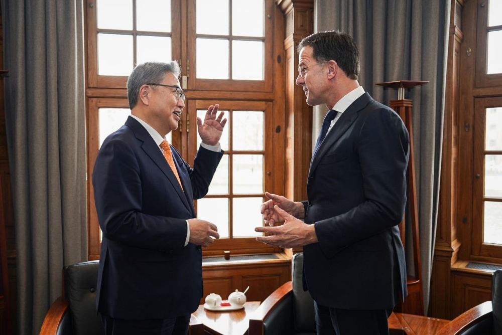 박진 외교부 장관은 네덜란드를 방문한 계기 '마크 루터(Mark Rutte)' 네덜란드 총리를 2.16(목) 예방하고 양자 관계 한반도 등 주요 지역 정세에 대해 논의하였습니다.