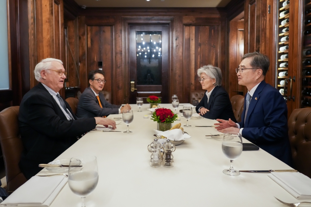 조현 장관, 미국 방문 계기 존 햄리 CSIS 명예소장 면담