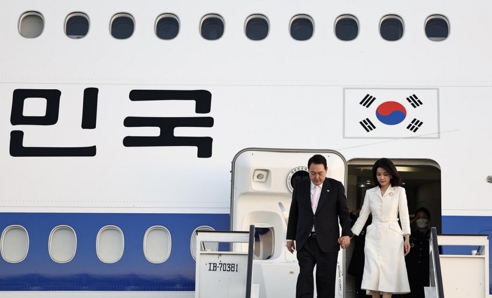 President Yoon arrives in Madrid, to hold Korea-Australia summit