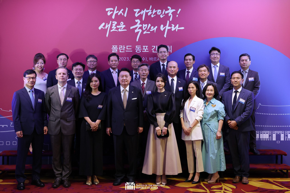 President Yoon hosts event in Poland for Korean expats