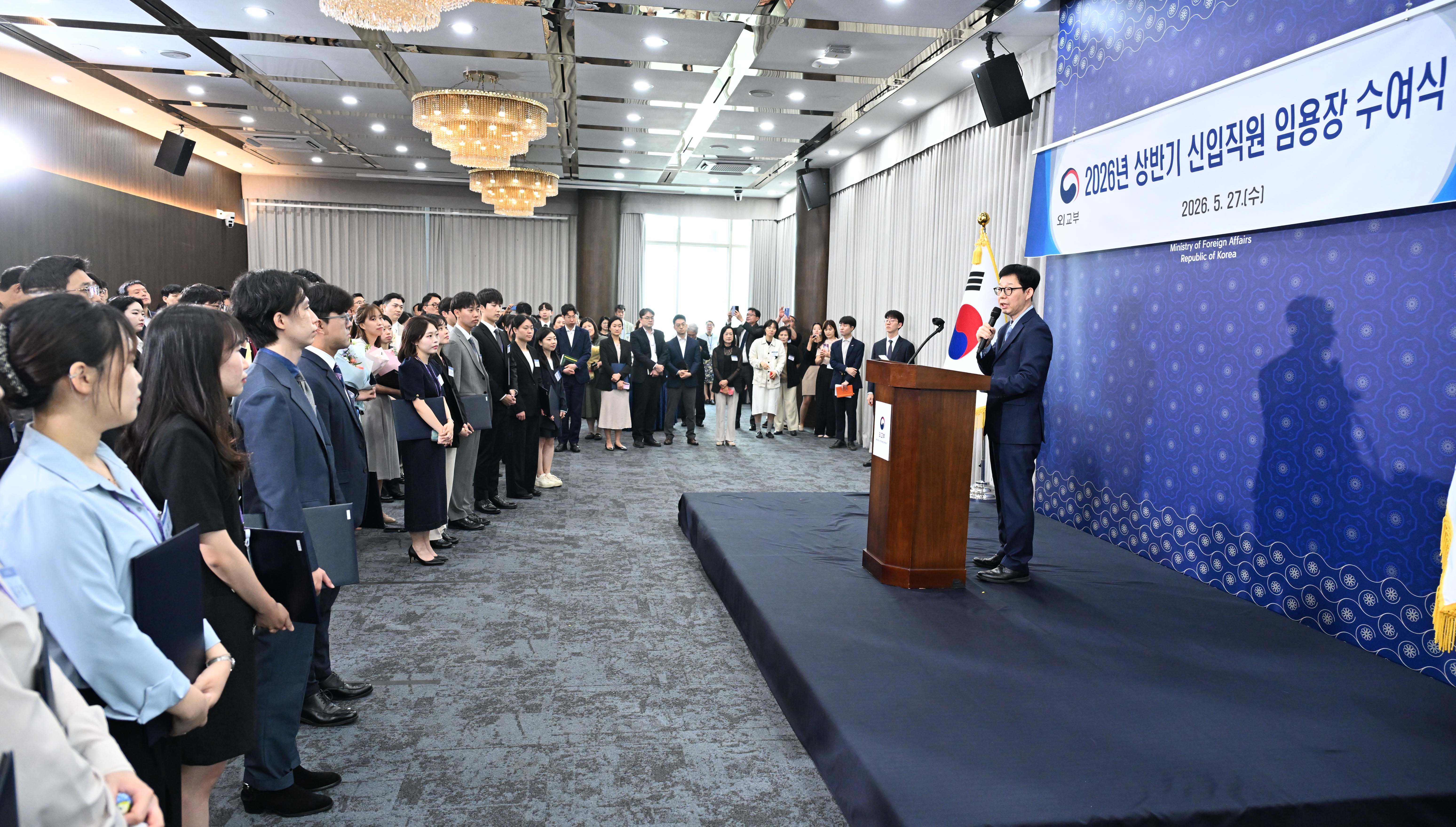 외교부 신입직원 임용장 수여식 개최 https://www.mofa.go.kr/www/brd/m_4080/view.do?seq=377248&page=1&pitem=10  @관련 보도자료 바로가기    박윤주 외교부 제1차관은 5.27.(수) 외교부 「서희홀」에서 신규 임용 공무원들에게 임용장을 수여하였다.      이번 임용장 수여식에는 ▴지난해 외교관후보자 과정 수료자 39명 ▴3등급 공채·민경채자 4명 ▴기타 경력경쟁채용 임용자 8명 ▴전입자 4명 등이 참석하였다. 수여식은 박 차관의 신입직원 대표에 대한 임용장 수여와 격려사, 기념 촬영 순으로 진행되었으며, 외교부 간부, 직원 및 초청 가족들의 축하 속에 환담과 격려의 시간으로 이어졌다.      박 차관은 격려사를 통해 공직자로서 새로운 출발을 맞이하는 신입직원들에게 따뜻한 환영과 응원의 뜻을 전하고, 초임 직원으로서 맡은 업무에 책임감과 성실함을 갖춰 수행해 나간다면, 점차 더 큰 역할도 맡을 수 있는 역량을 갖추게 되어 향후 우리 외교의 중추적 역할을 담당하게 될 것이라고 격려하였다.      아울러, 박 차관은 신입직원들이 통찰력과 창의성을 겸비한 인재로 성장하기 위한 노력을 지속해 나가기를 당부하는 한편, 외교부 구성원들의 다양성과 전문성을 바탕으로 서로 존중하고 협력하며 국민과 국익을 위해 함께 힘써줄 것을 주문하였다.      붙임 : 행사 사진.  끝.     이전 글「중동전쟁 비상경제 대응 아주지역 공관 담당관회의」 개최외교부 신입직원 임용장 수여식 개최