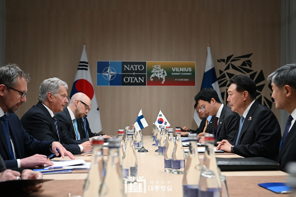 尹 대통령, 핀란드 대통령과 정상회담       https://www.president.go.kr/newsroom/press/GetZNStp @출처 대통령실 홈페이지 바로가기     · 尹 대통령, 핀란드 대통령과 정상회담 - 스타트업, 정보통신, 공급망 분야에서 실질 협력 강화 - - 양국 수교 50주년을 맞아 새로운 50년을 향한 협력 모색 -    윤석열 대통령은 북대서양조약기구(NATO) 정상회의 참석 계기에 7. 12(수) 사울리 니니스퇴(Sauli Niinistö) 핀란드 대통령과 정상회담을 갖고, 양국 관계 발전, 실질 협력 강화, 국제 정세 동향, 국제무대 협력 방안에 대해 의견을 교환했습니다.     양 정상은 그간 협력이 지속되어 온 과학기술, 방산 분야 뿐만 아니라, 올해 수교 50주년을 맞아 스타트업 지원, 방사성 폐기물 관리, 전기차 배터리 공급망 분야에서도 협력을 강화해 나가자고 하였습니다. 특히, 양 정상은 양국이 통신 기술 분야에 우수한 기업들을 보유하고 있는 만큼 6G 공동 연구와 국제표준 제정에 긴밀하게 협력해 나가기로 하였습니다.     또한 양 정상은 최근 한반도 정세, 우크라이나 정세를 포함한 국제 정세에 대해서도 의견을 교환하였습니다. 윤 대통령은 올해 4월 핀란드의 NATO 가입을 축하하였으며, 양 정상은 우크라이나 지원에 대한 국제사회의 연대를 재확인하고 우크라이나의 조속한 평화와 일상 회복을 위해 긴밀히 협력해 나가기로 하였습니다.     한편, 윤 대통령은 인류 당면 과제에 대한 솔루션 플랫폼이 될 2030 부산세계박람회 유치에 대한 핀란드 정부의 지지를 요청하였습니다.