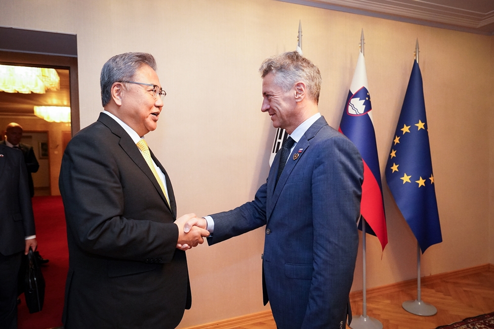 Minister of Foreign Affairs Park Jin Pays Courtesy Call on Slovenian Prime Minister and Meets with Minister of Economy, Tourism and Sport (August 28)