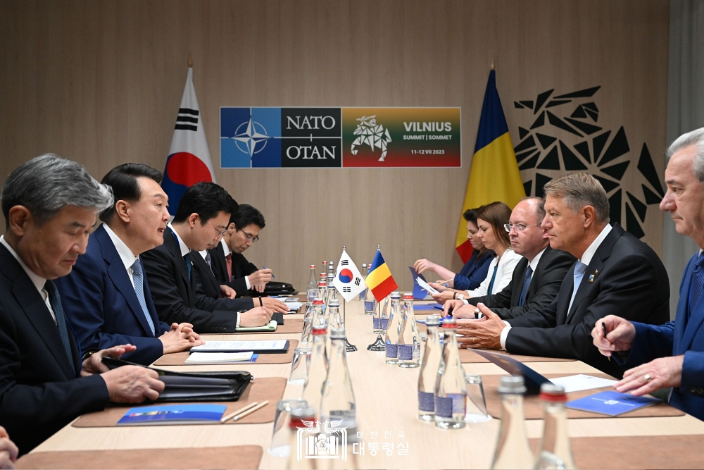 윤석열 대통령, NATO 정상회의 계기 루마니아 대통령과 정상회담