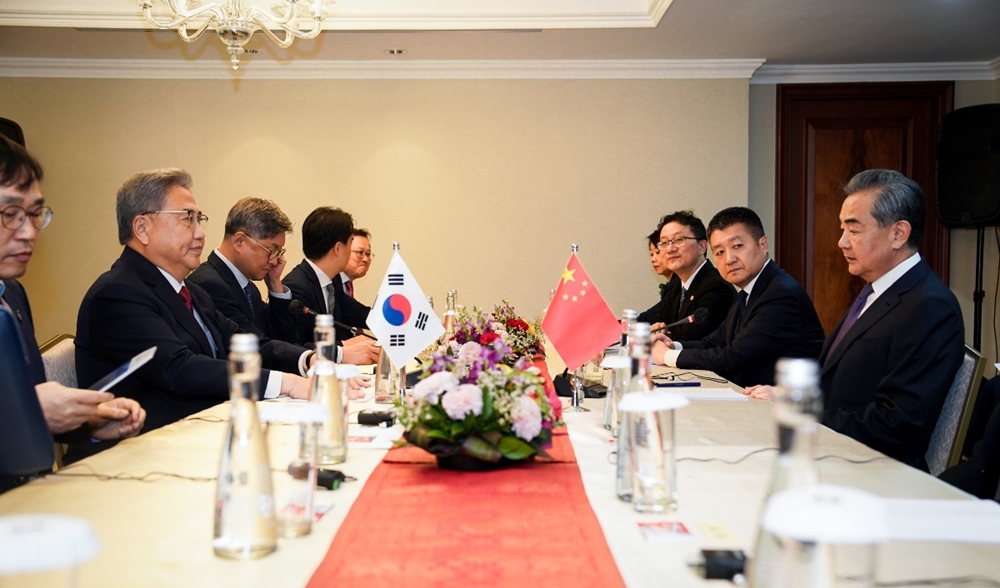 Minister of Foreign Affairs Park Jin Meets Director of Office of Central Commission for Foreign Affairs of China Wang Yi