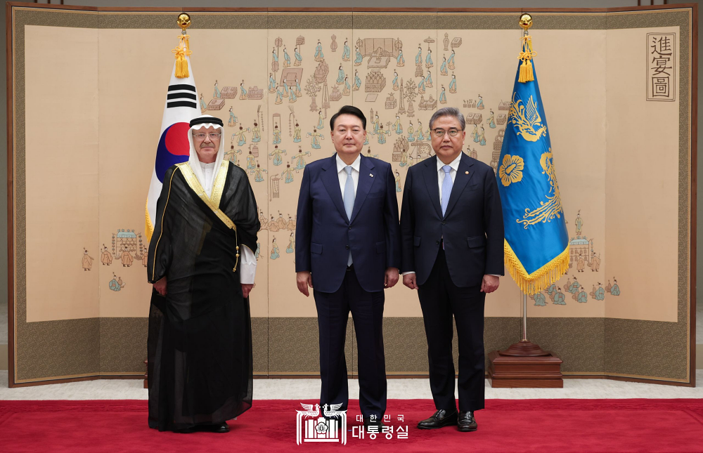 Non-Resident Ambassadors-Designate to ROK Present Credentials to President