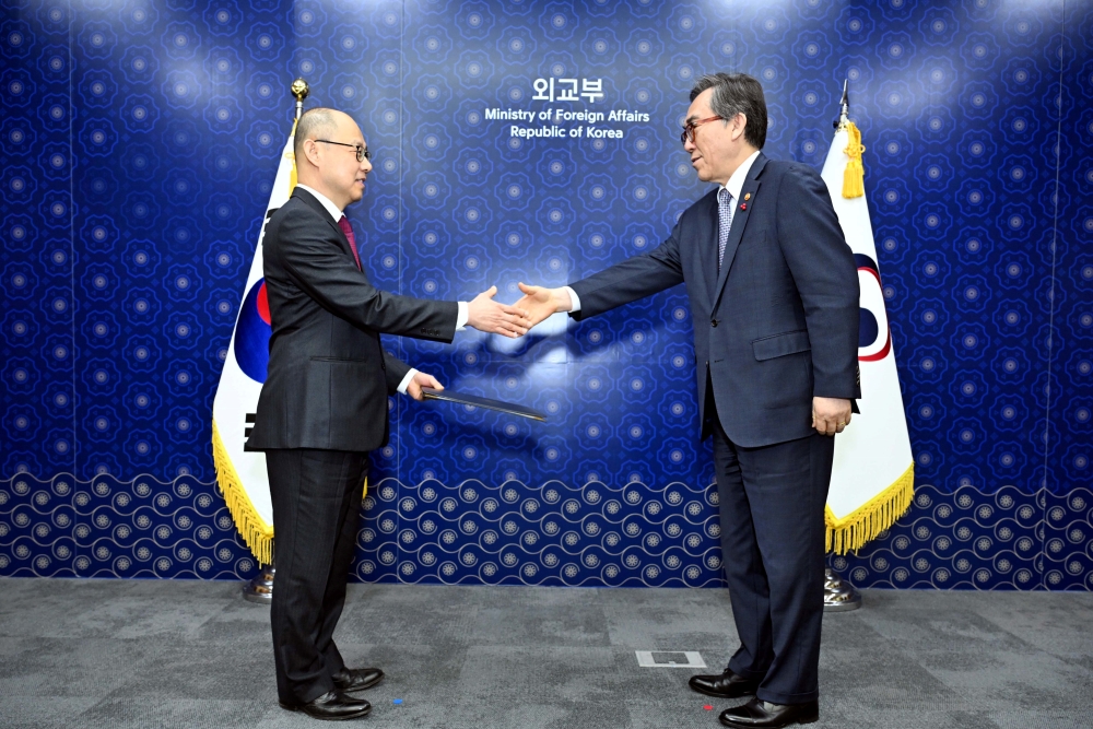 ​   외교부는 1.31(금) 김영재 신임 주토론토 총영사에 대한 임용장 전수식을 개최하였습니다. ​ ​   김영재 총영사는 주미국대사관 공사와 국제경제국장 등을 역임한 직업 외교관 출신입니다. ​ ​   조태열 장관은 김 총영사의 임명을 축하하면서, 김 총영사가 재외국민 보호, 재외동포 권익 신장 및 주재국 진출 우리기업에 대한 적극적 지원 활동은 물론, 효과적인 공공외교 활동을 통해 우리나라에 대한 우호적 인식이 확산될 수 있도록 힘써 줄 것을 당부하였습니다. 끝.