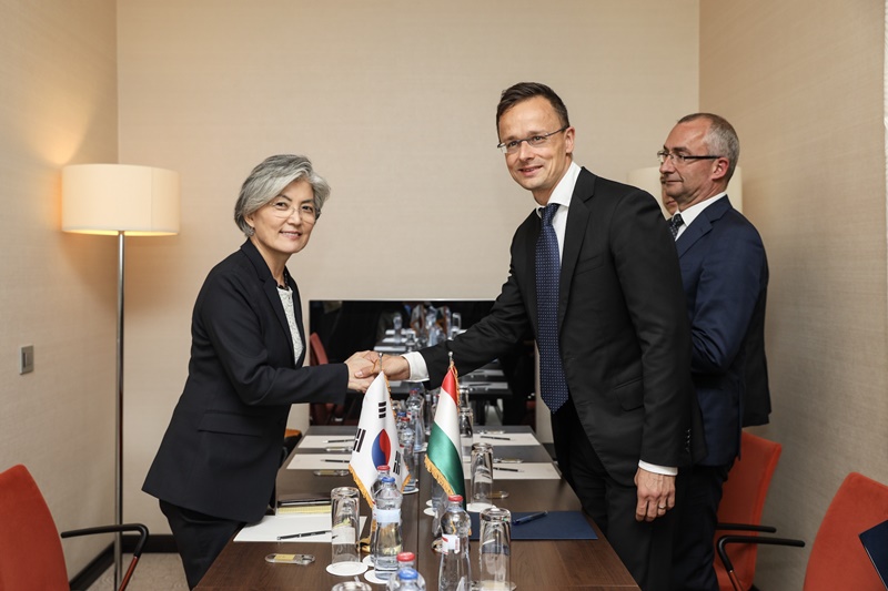 Minister of Foreign Affairs Meets with Minister of Foreign Affairs and Trade of Hungary 