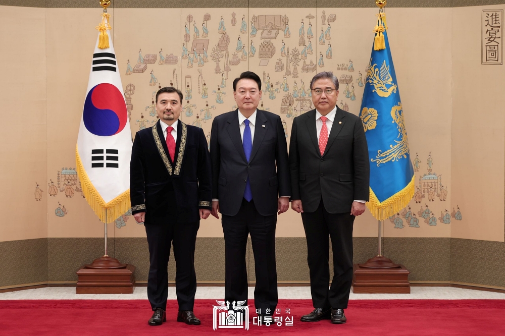 Ambassadors-Designate to ROK Present Credentials to President