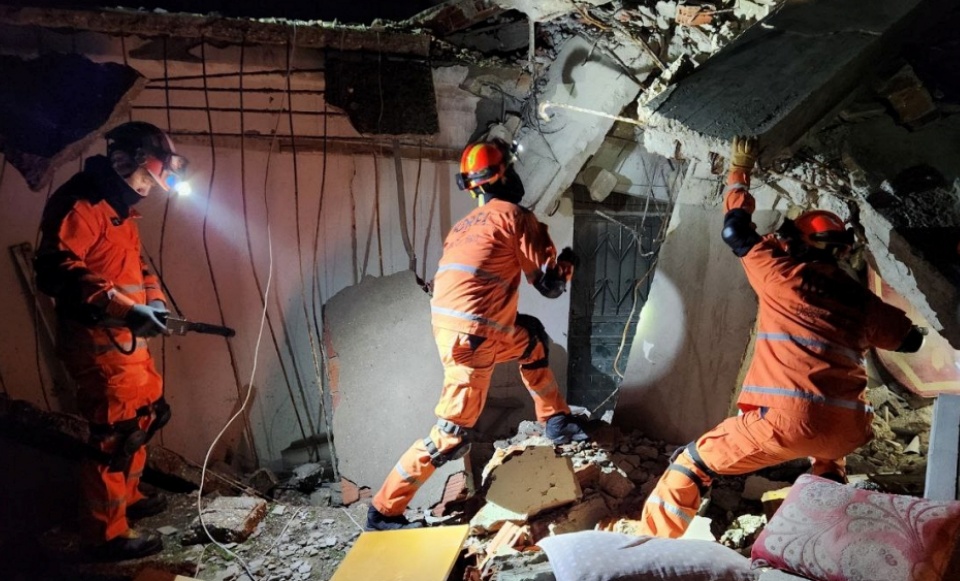 Korea Disaster Relief Team Rescues its First Survivor