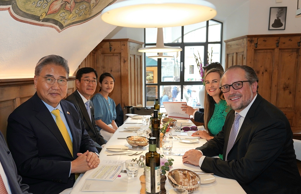 Minister of Foreign Affairs Park Jin Meets with his Austrian Counterpart