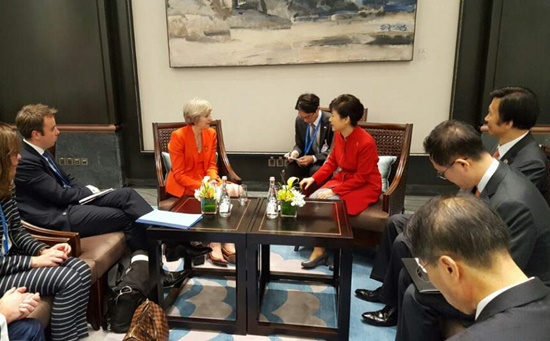 박근혜 대통령, 테레사 메이 영국 신임 총리와 정상회담 가져