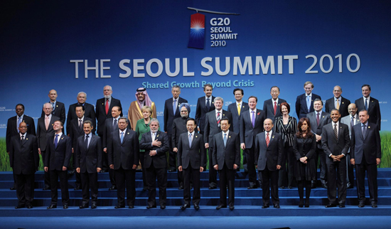 서울 G20 정상회의 참석자들이 기념 촬영을 하고 있습니다.(이명박 대통령은 앞중 중앙)